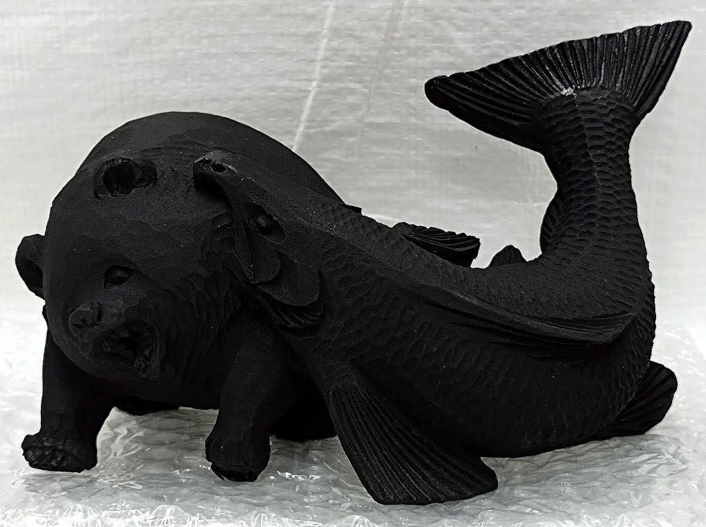 Amazon.co.jp: 限定 エコ炭 斬新 熊に噛み付く鮭 オブジェ置物