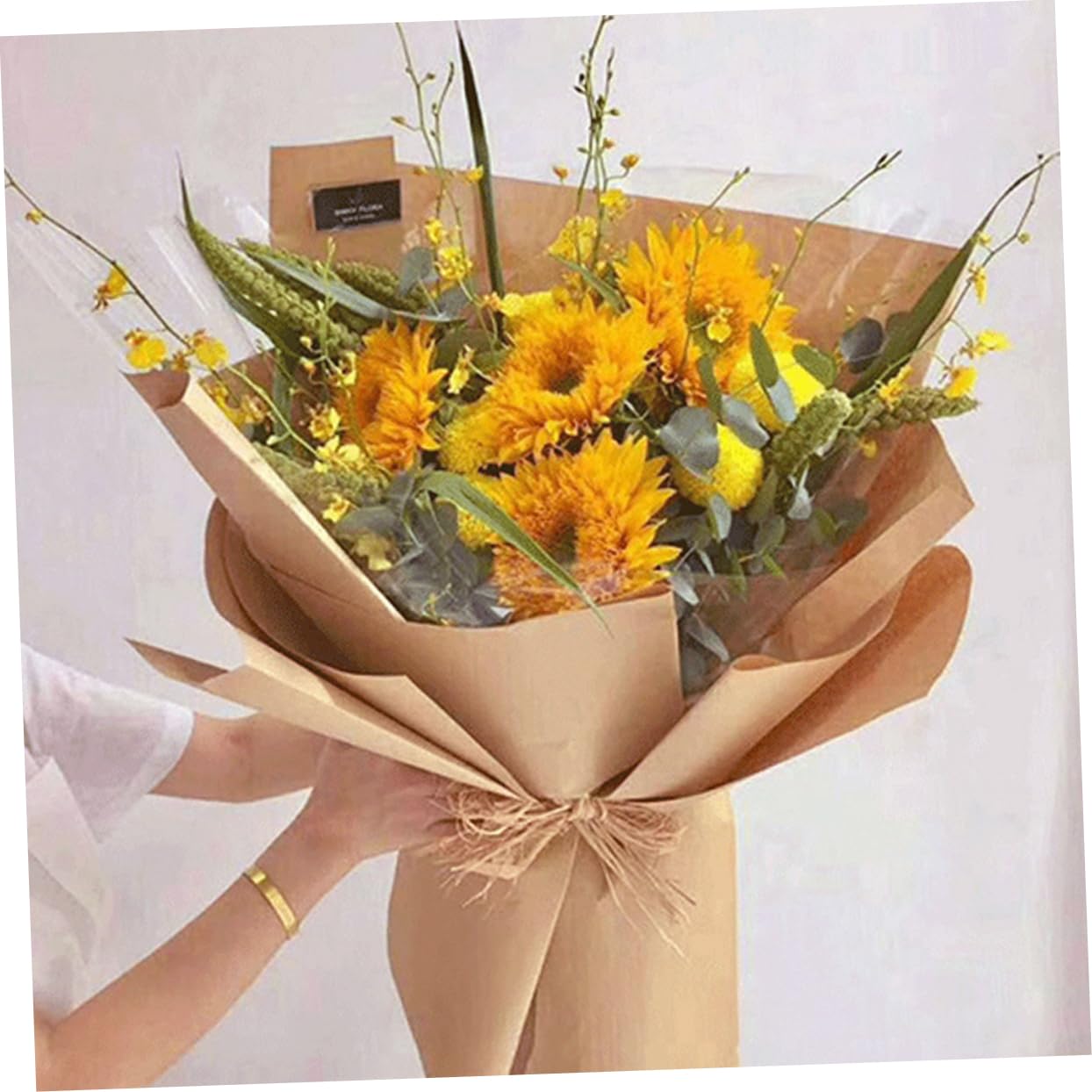 Braunes Kraftpapier als Geschenkpapier für Handarbeit und Verpackung