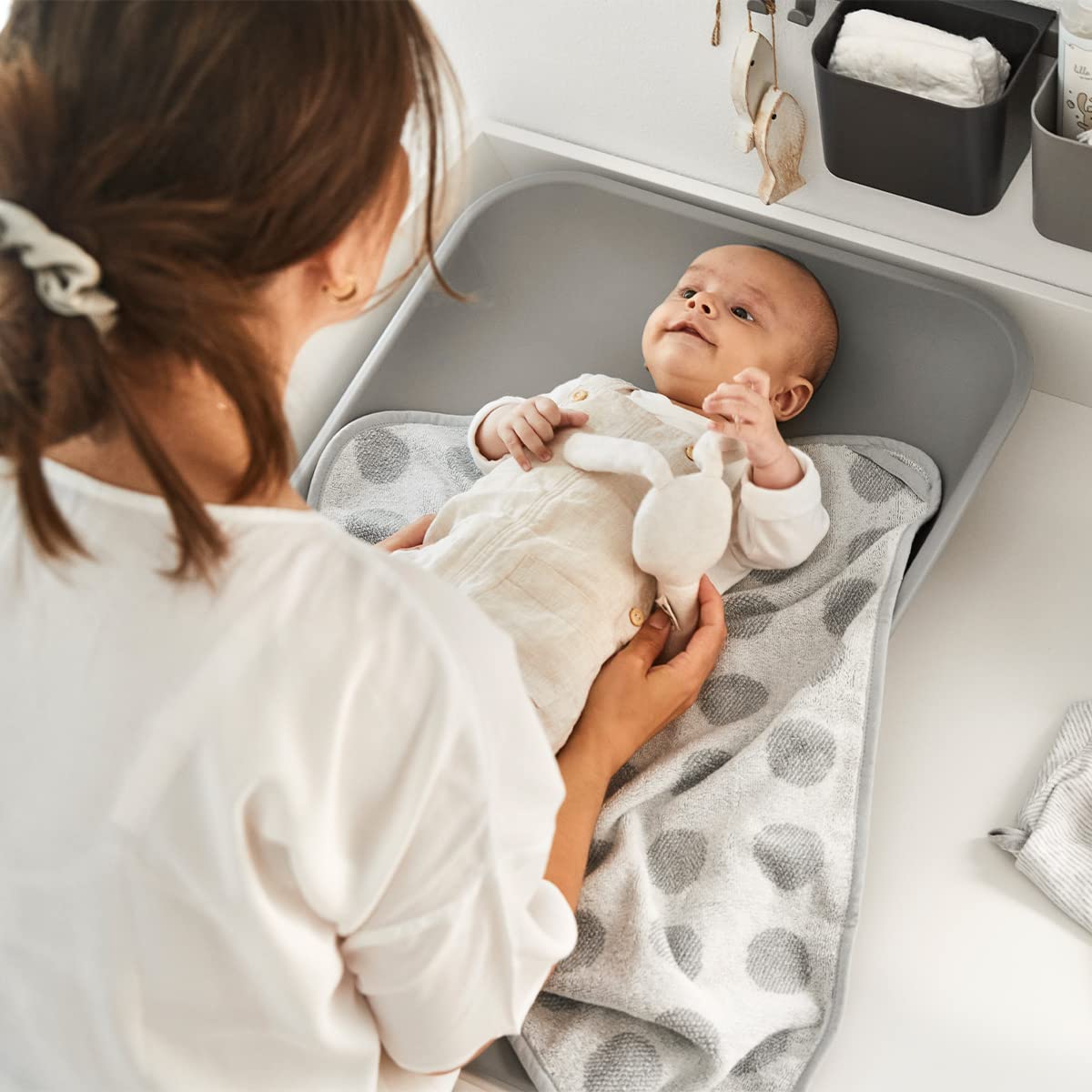 Leander Materassino fasciatoio Matty grigio perla + felpa con cappuccio (panno da bagno) + topper grigio freddo