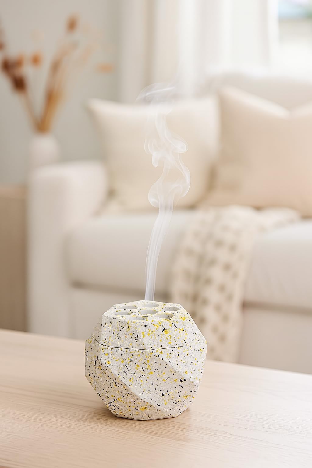 Bruciatore di incenso in resina con inserto in metallo, coperchio geometrico ritagliato, bakhoor da tavolo e supporto in resina per uso a carbone, base resistente al calore, 7 x 10 cm (marrone