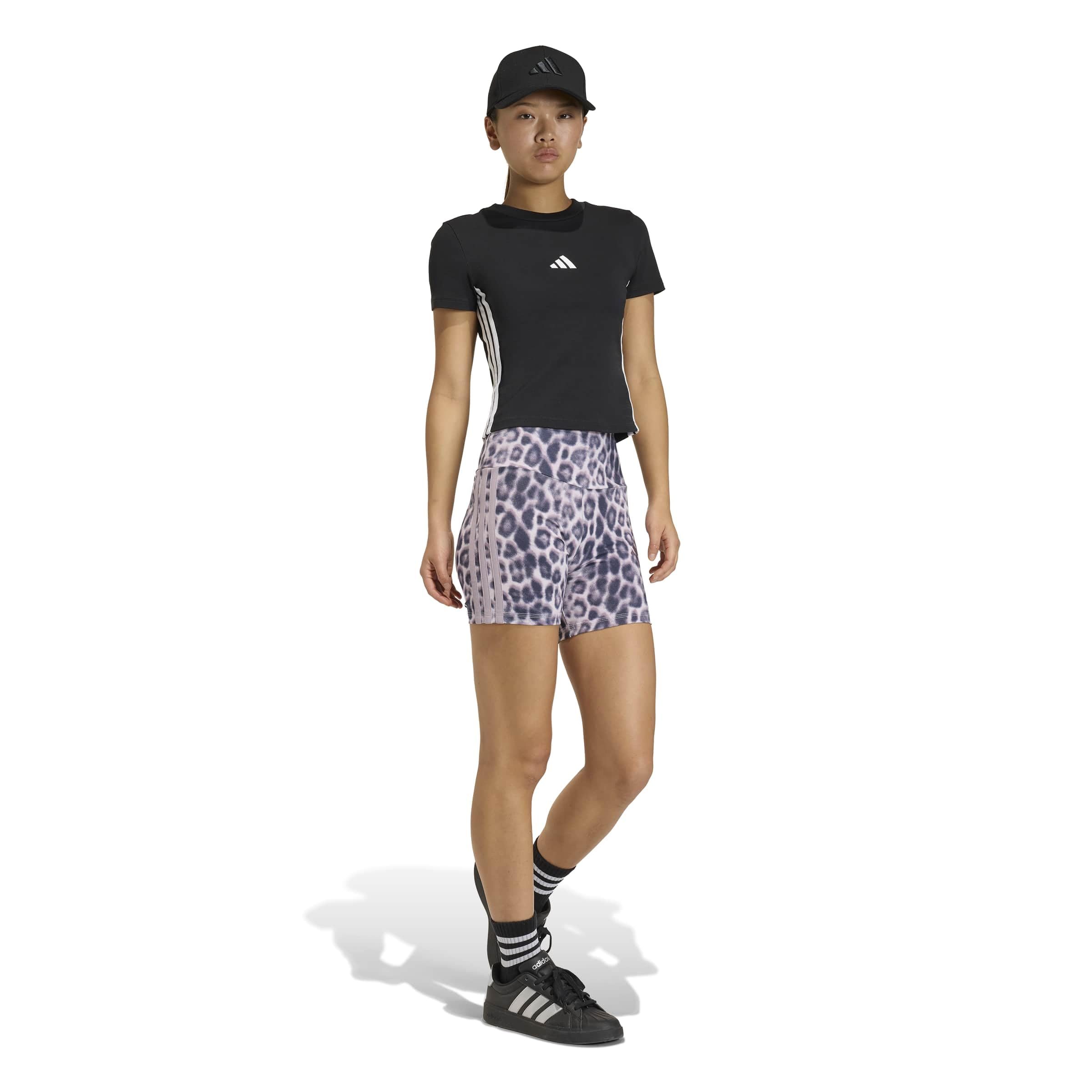 adidas Women's Seasonal Essentials Biker Shorts mit Leopardenprint und 3-Streifen