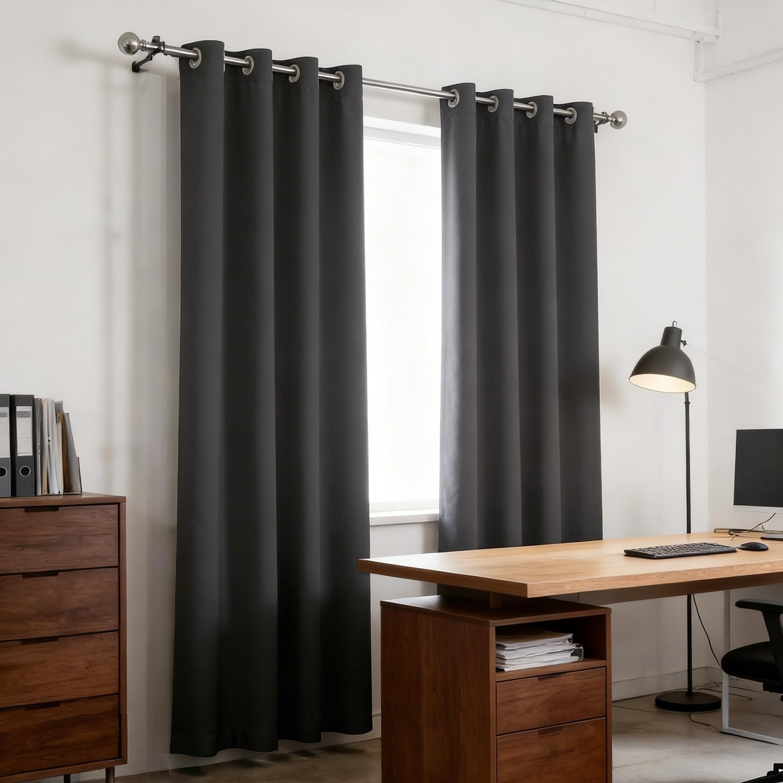 Bloquer la lumiere et le froid avec le rideau occultant thermique gris de salon