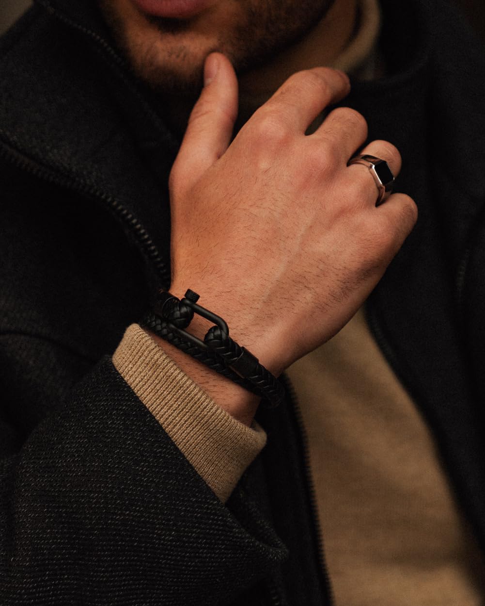Forge & Foundry Schwarzes geflochtenes Lederarmband für Herren | mattschwarzer D-Schäkel Schraubverschluss | Design-gelassen, Kunsthandwerkerschmuck aus London