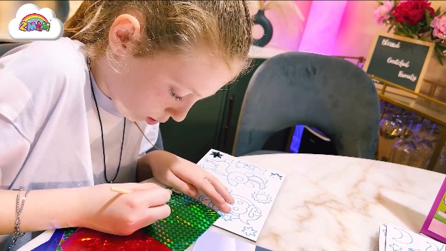 Libershine Foil Art Kids – Kit De Manualidades Con Papel De Aluminio – 10 Tarjetas, 200 Pegatinas, 150 Láminas Y 20 Ojos – Regalo Creativo Para Niños De 3 A 10 Años