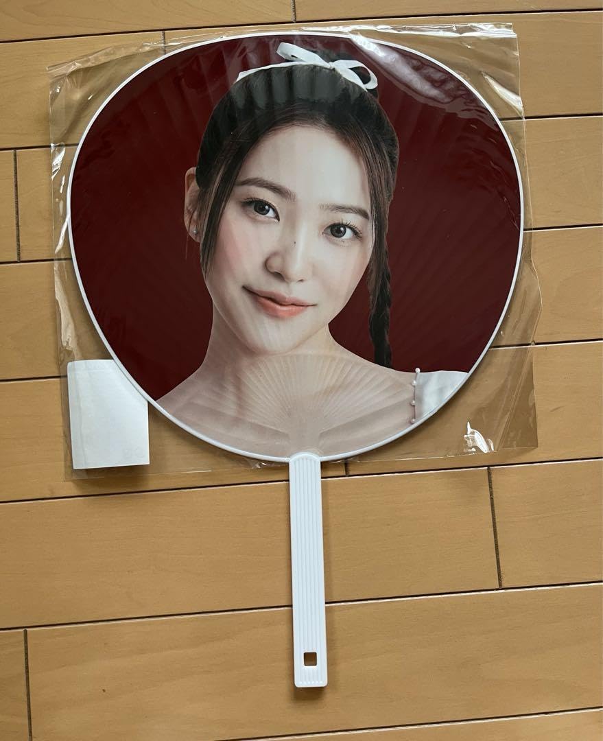 Amazon.co.jp: Red Velvet yeri イェリ うちわ 2枚 レドベル : おもちゃ