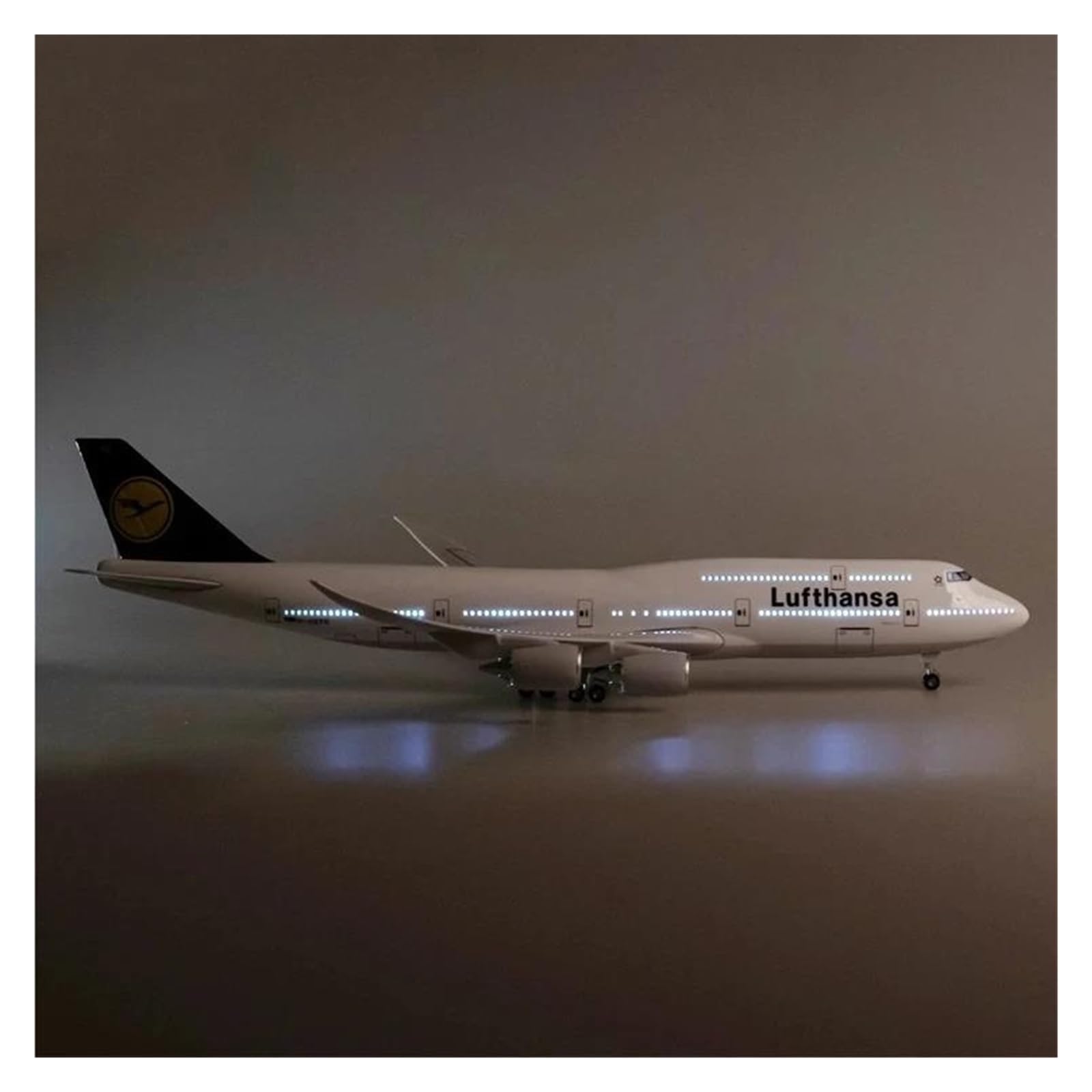 Scale aircraft 1/150 For B747 Lufthansa Airplane Model Airline 747 Plane Model Plastic Resin Passenger Aircraft Model Suitable for display(With light)