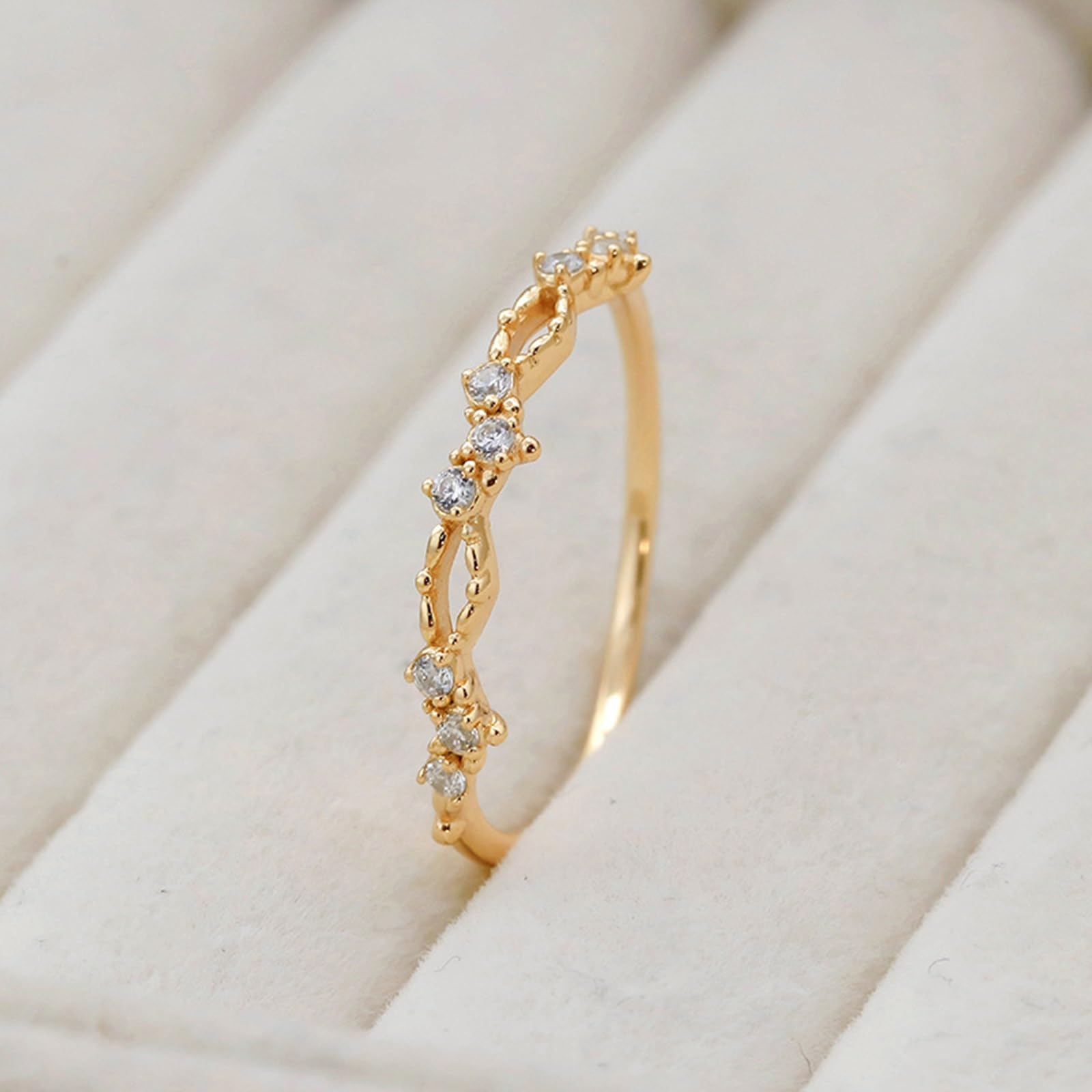 Anello Promessa, Anelli di Promessa Delicati per Lei con Moissanite Rotonda in Oro giallo da Donna