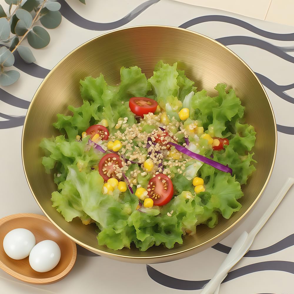 Zomerse salade met spinazie, komkommer, chioggia biet, avocado, aardbeien en een yoghurt munt saus - Ciels Table Tales