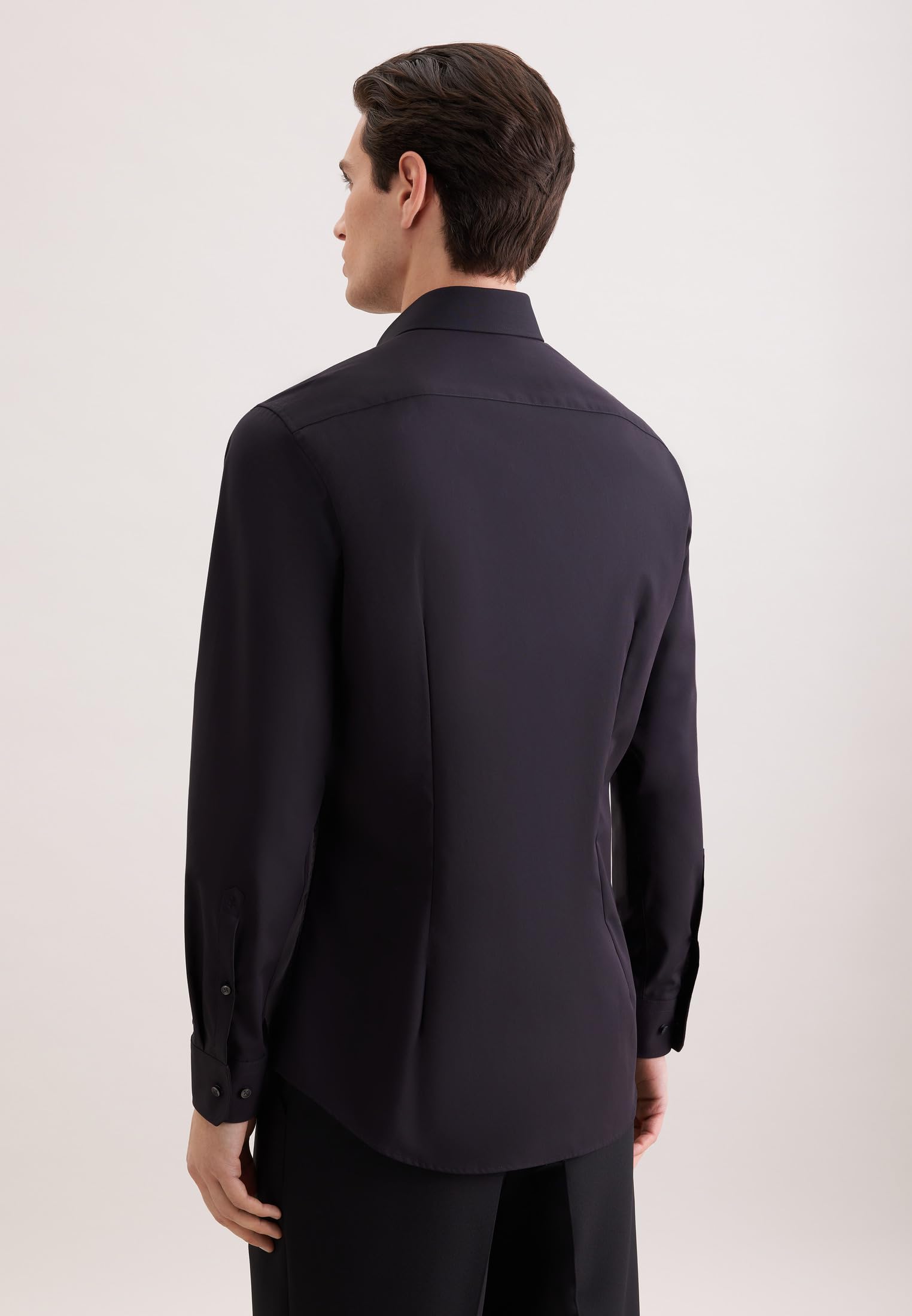 Seidensticker Herren Business Hemd Tailored Fit – Bügelfreies, schmales Hemd mit Kent-Kragen – Langarm – 100% Baumwolle, Medium (Herstellergröße: 39), Schwarz (Schwarz 84)