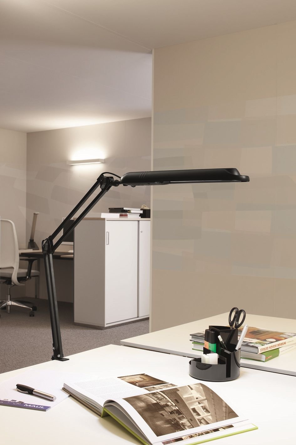 Maul Lampada da scrivania MAULatlantic LED a morsetto nera orientabile | luce diurna per lavorare concentrati, fissaggio salvaspazio, braccio doppio stabile, testa orientabile, LED sostituibile