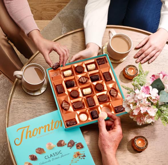 Miniatura 8 de Thorntons - Cesta de chocolate clásica, regalos de Navidad, regalos de chocolate para mujeres, hombres, leche, blanco, caja de selección de