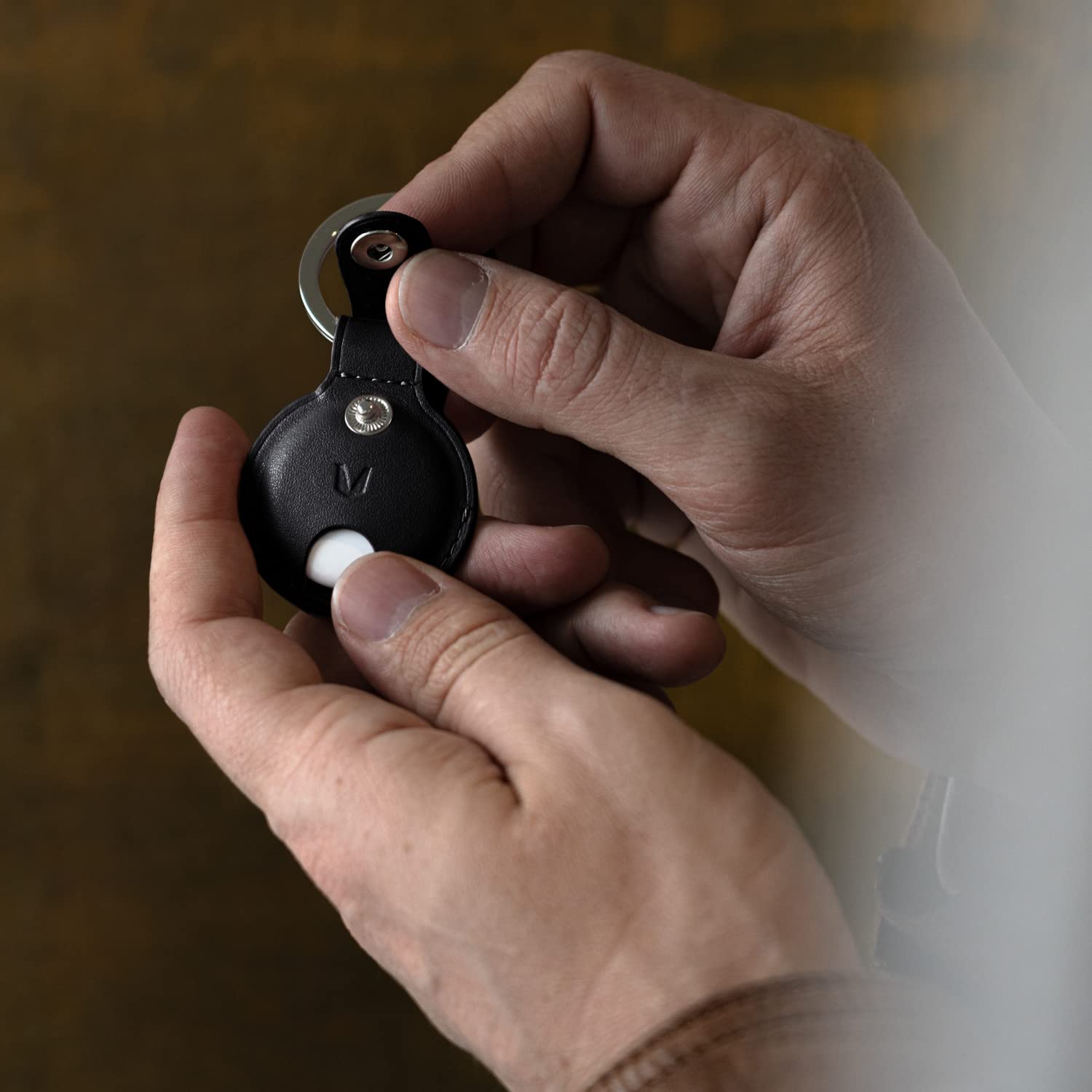 Premium Lederhülle für Apple AirTag - Vegan Leder Case mit Robusten Edelstahl Schlüsselring - Tragbare Schutzhüllen und Zubehör für AirTag Tracker - Schwarz 4er - il Grado