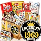 comic originalseiten 11 OSTPRODUKTE im GESCHENKSET: Trabi Puffreis Schokolade, Wikana Butterkeks Wittenberger, Liebesperlen in Babyfläschchen 70g, Mokka Bohnen, Othello Keks Wikana, Brausepulver 2 Einzeltüten, Schokolade DDR Geldschein 2 Stück, Kalter Hund Blister, Zetti Knusperflocken Vollmilch, Halloren-Kugeln Classic, Viba Nougat Stange. Inkl. anlassbezogener Geschenkverpackung