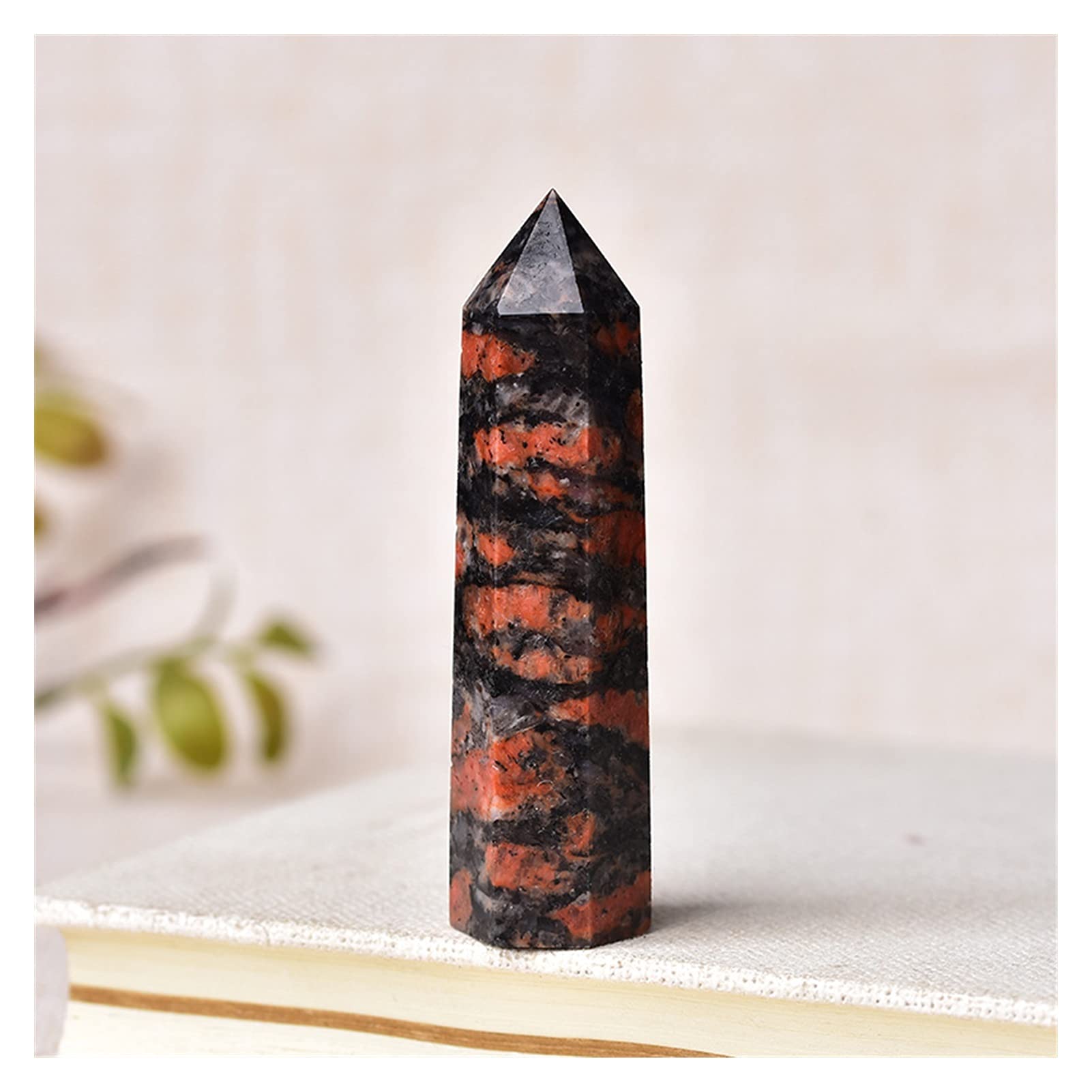 Pierre naturelle rouge précieuse en obélisque à offrir pour un cadeau unique