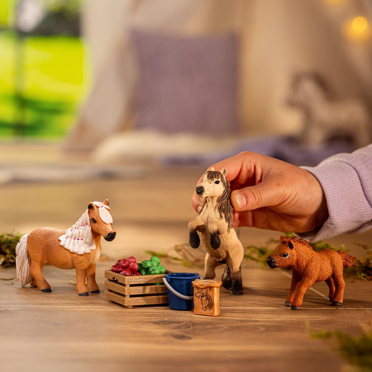 schleich HORSE CLUB | Mini Shetty Familie 41432 | 3 Pony Figuren mit Pferde Zubehör | tolles Geschenk für Mädchen und Jungen | Spielzeug für Kinder ab 5 Jahren | Set aus 9 Teilen | exklusiv bei Amazon