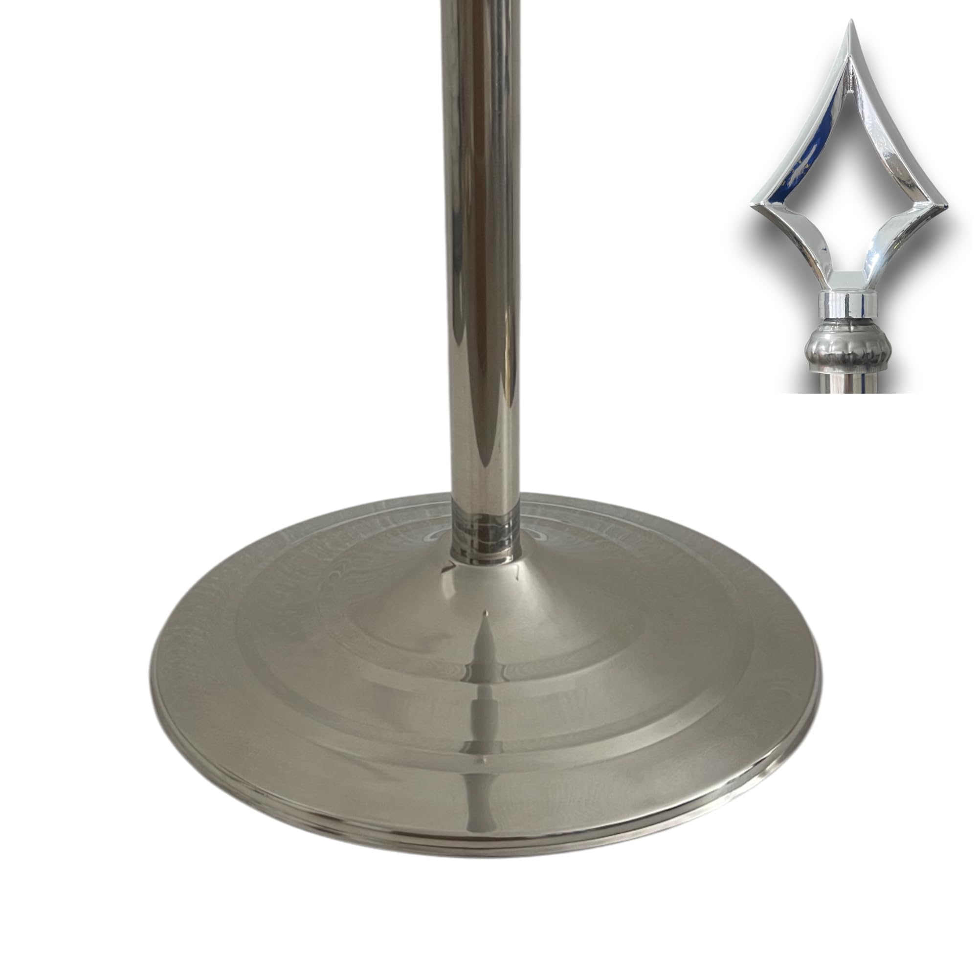 Base per bandiera con asta e spalmatore in acciaio inox finitura argento. Peso del piede 1,2 kg. Asta con punta a lancia. Altezza max. 250 cm. Ideale per bandiere interne, uffici e sale riunioni