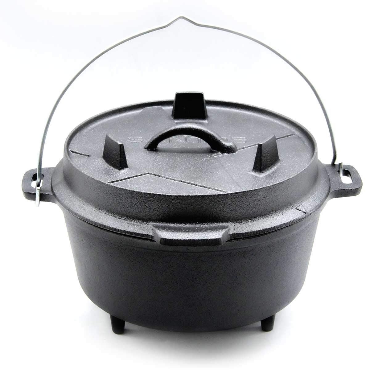 SANTOS Dutch Oven mit Deckel - Schmortopf für Außenküche - 3,7 L/4,5 Qt Feuertopf mit Füßen - Gusseisen - ideal für Lagerfeuer, Feuerstelle oder Grill