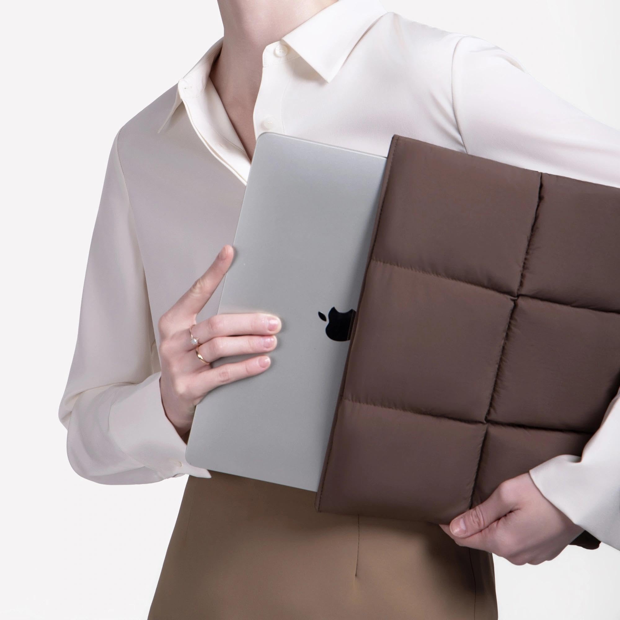Comfyable custodia laptop Puffy 13/14 pollici, borsa trapuntata puffer per donne, sleeve morbida compatibile con MacBook Air M5 A3449, MacBook Pro M5 Pro/Max A3426 A3427, MacBook Neo A18, Marrone Moka