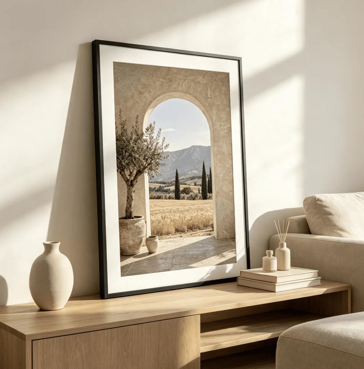 Dittelle Leinwanddruck „Toskanischer Bogen, Olivenbaum, Weizenfeld“, neutrales rustikales italienisches Landschaftsmotiv aus Zypressen, Wandbild für das Wohnzimmer (30 x 40 cm/Innenrahmen)