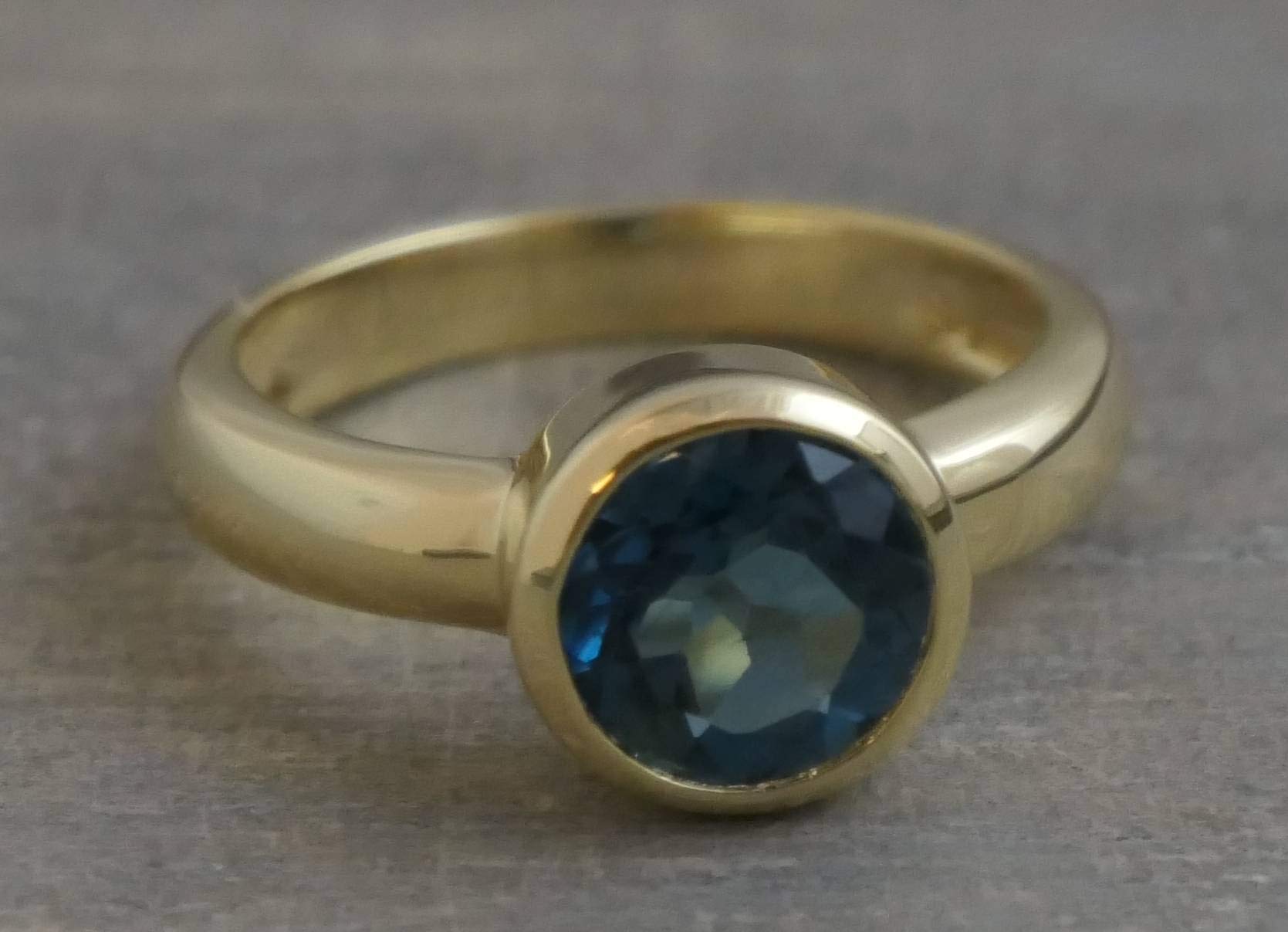 Anillo de Plata de Ley con baño de oro y Topacio Azul Londres