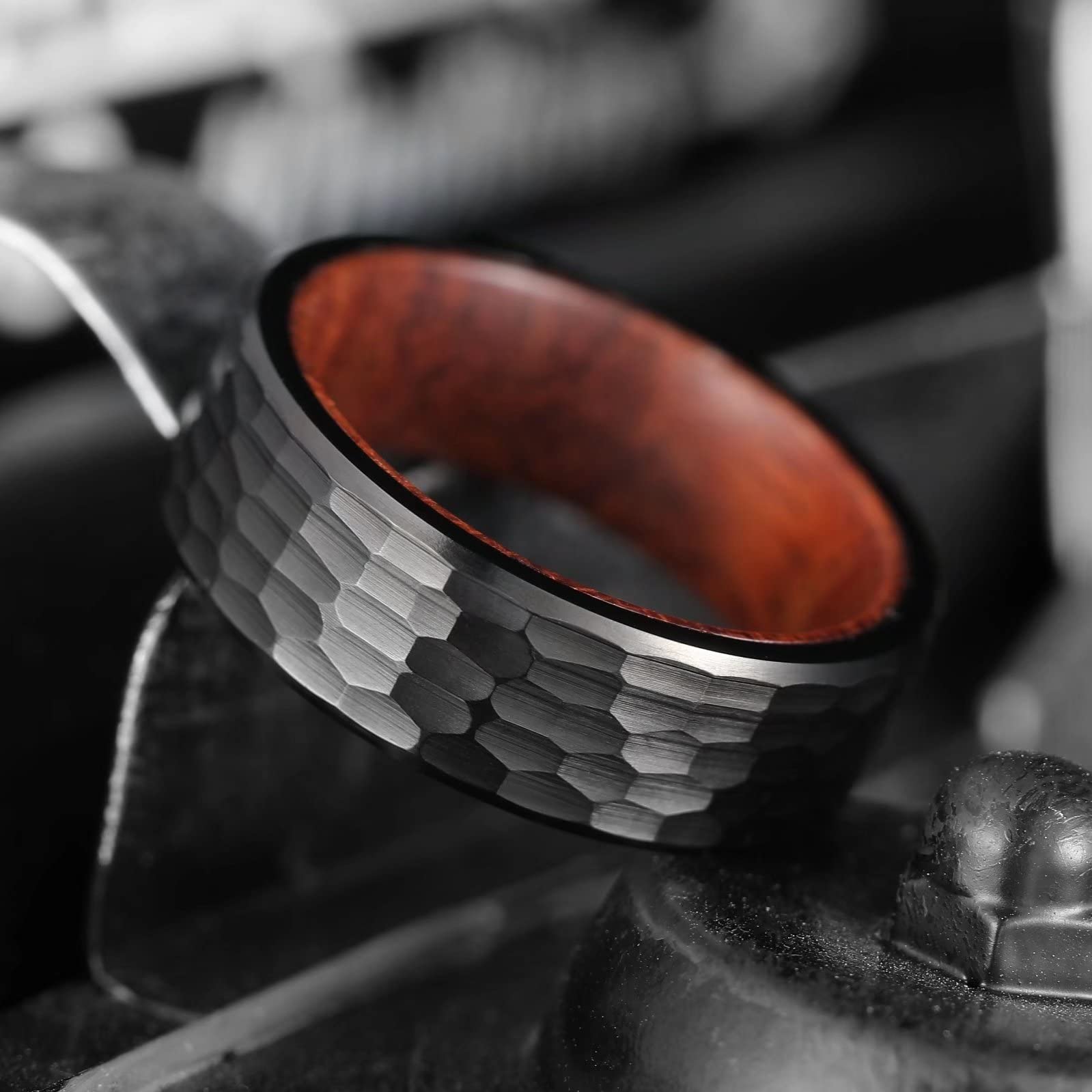 King Will NATURE - Anillo de titanio negro de 8 mm con incrustaciones de madera martillada para hombres