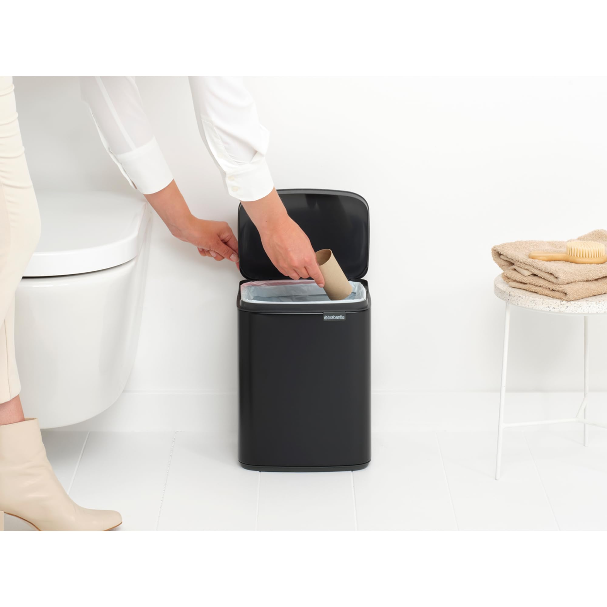 Brabantia Pattumiera Bo 7L - Piccolo ed elegante - Apertura e chiusura soft - Igienico e poco ingombrante - appendibile a parete - Per bagno, toilette, camera da letto - Matt Black