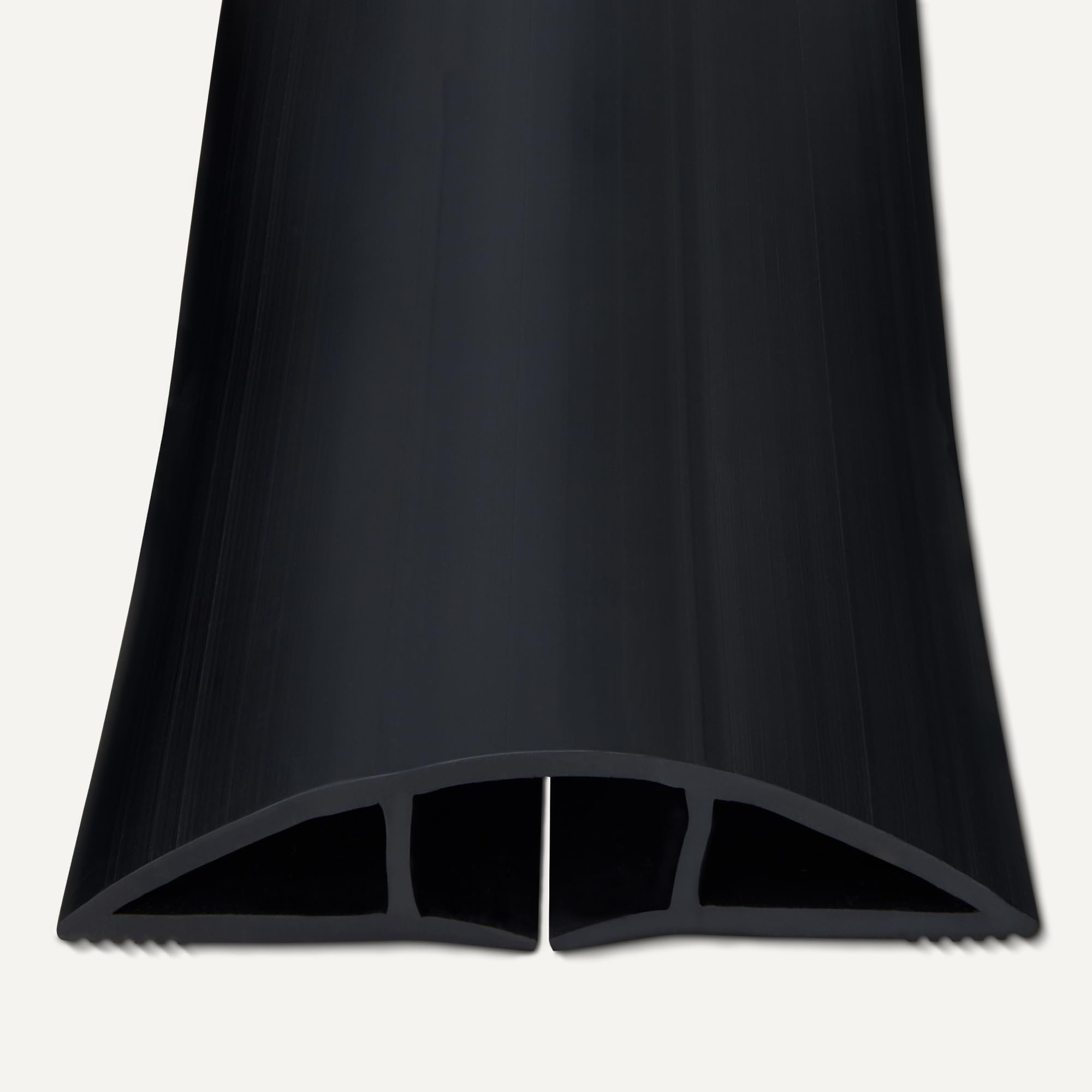 Amazon Basics, Canalina passacavi da pavimento, 1,8 m di lunghezza, 6,35 cm di diametro, nero