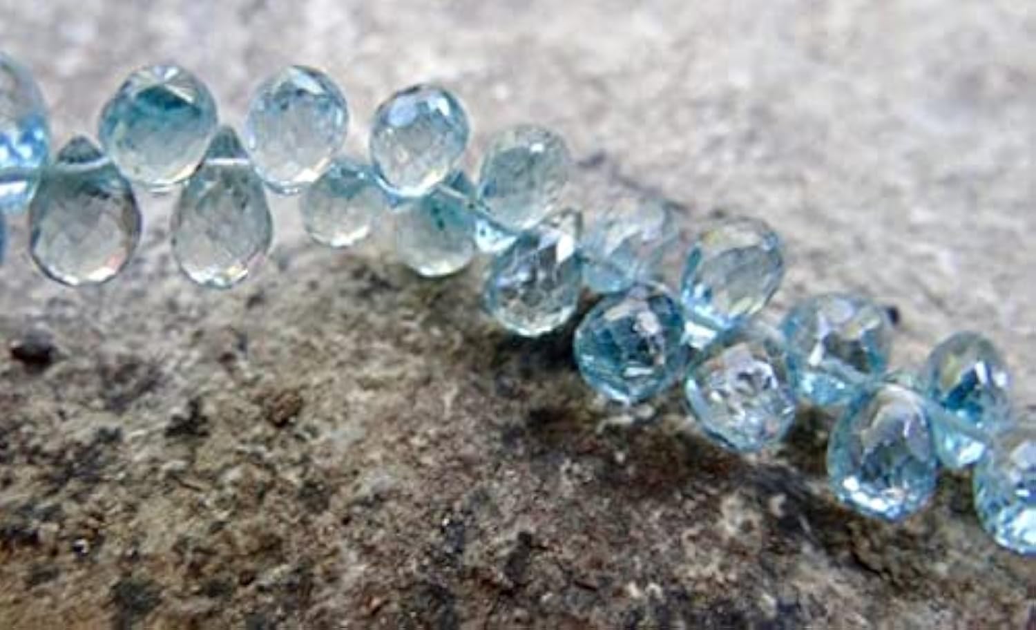 Zircon bleu ciel naturel perle poire facettée pour création bijoux artisanaux