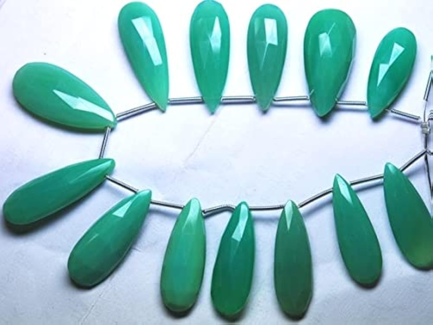 Calcédoine turquoise LKBEADS 10 briolettes poire facettées pour créer un bijou cadeau unique