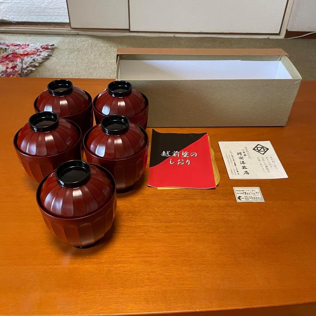 美しい古美術蔵から美しい白椿の花が描かれた夏茶碗の様な楽印の陶器