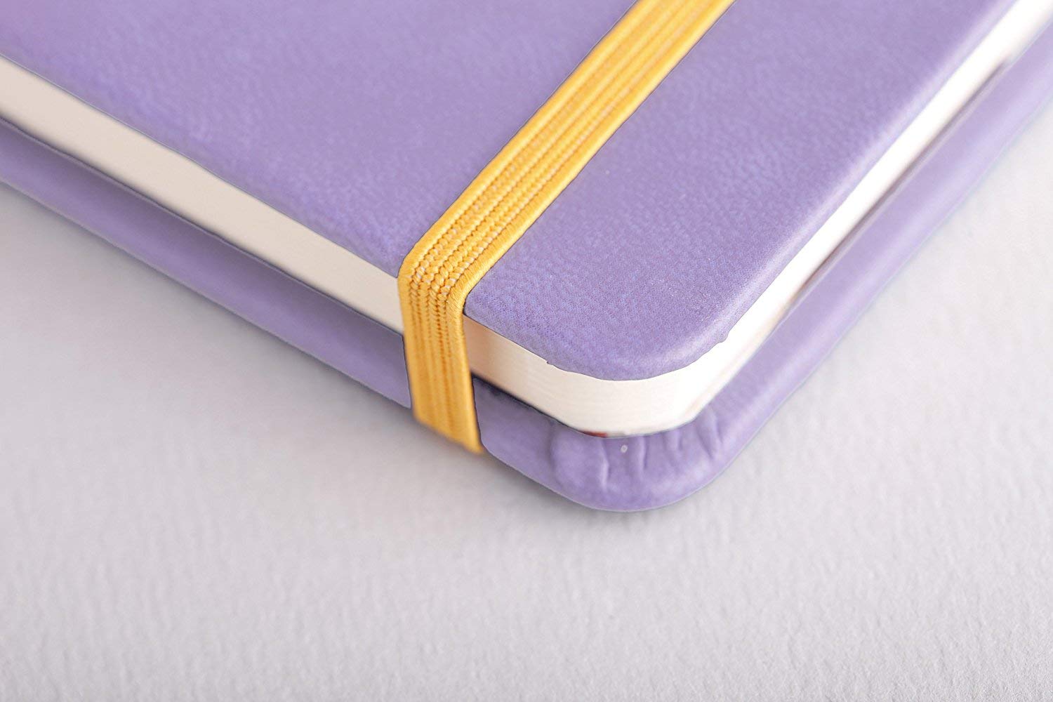 Rhodia 118749C Taccuino rigido Rhodiarama, A5 (14,8x21 cm), 192 pagine, a righe, carta Clairefontaine avorio 90 g/m², segnalibro, chiusura con elastico, copertina in similpelle iris