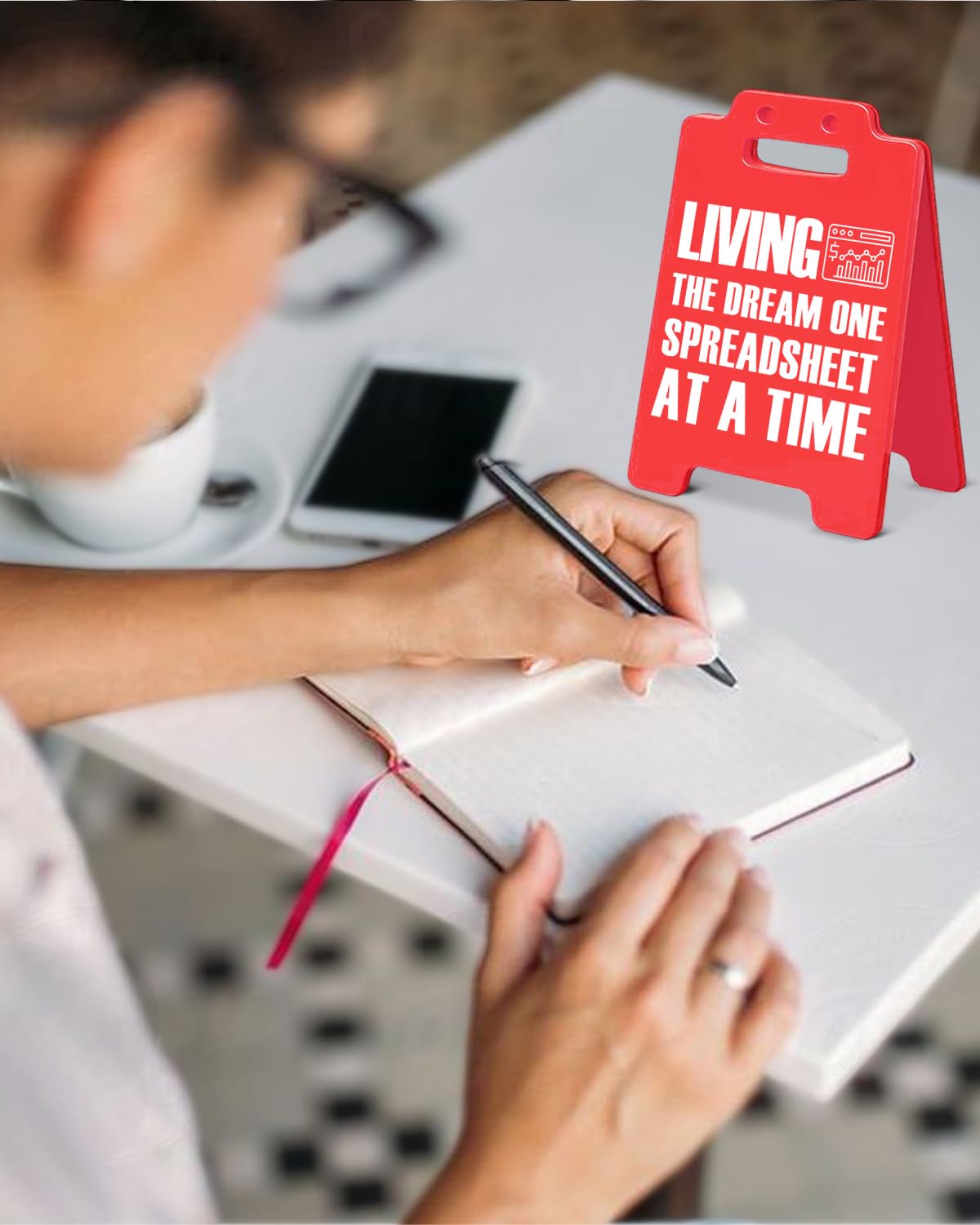 Divertente cartello decorativo per scrivania da ufficio Living the Dream One Spreadsheet at a Time Sign Cubile Decorations Sarcastico Regali per ufficio per contabile collega capo