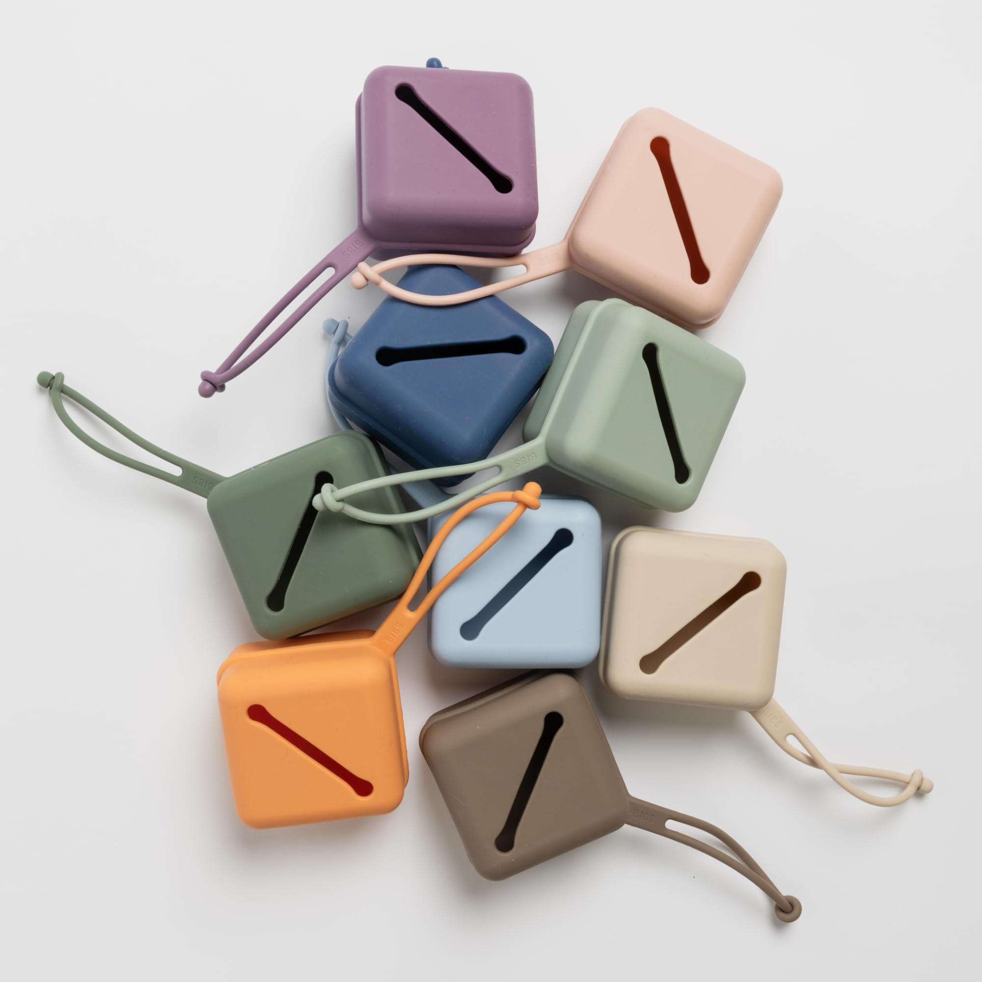 Boîte pour sucettes de BIBS, avec sangle, pour ranger et transporter les sucettes, peut contenir jusqu’à trois sucettes, sans bisphénol A, fabriqué au Danemark.. Pine - 5