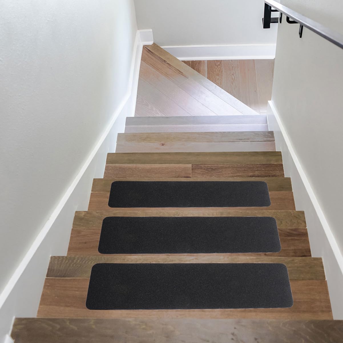 8 Stück Selbstklebende Antirutschstreifen für Treppenstufen Außen und Innen aus Schwarzem Pvc mit Rutschfestem Design und Einfacher Montage für Sichere Treppenläufer