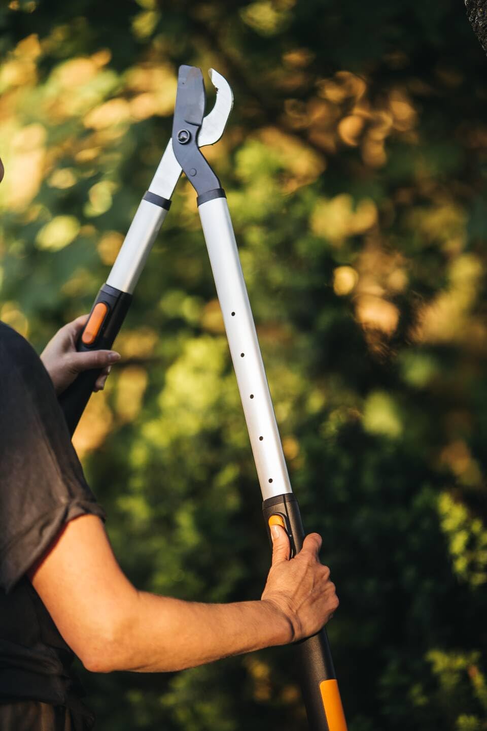 Fiskars SmartFit Bypass-Teleskop-Astschere für frisches Holz, Antihaftbeschichtet, Gehärteter Präzisionsstahl, 66-90 cm, Schwarz/Orange, L86