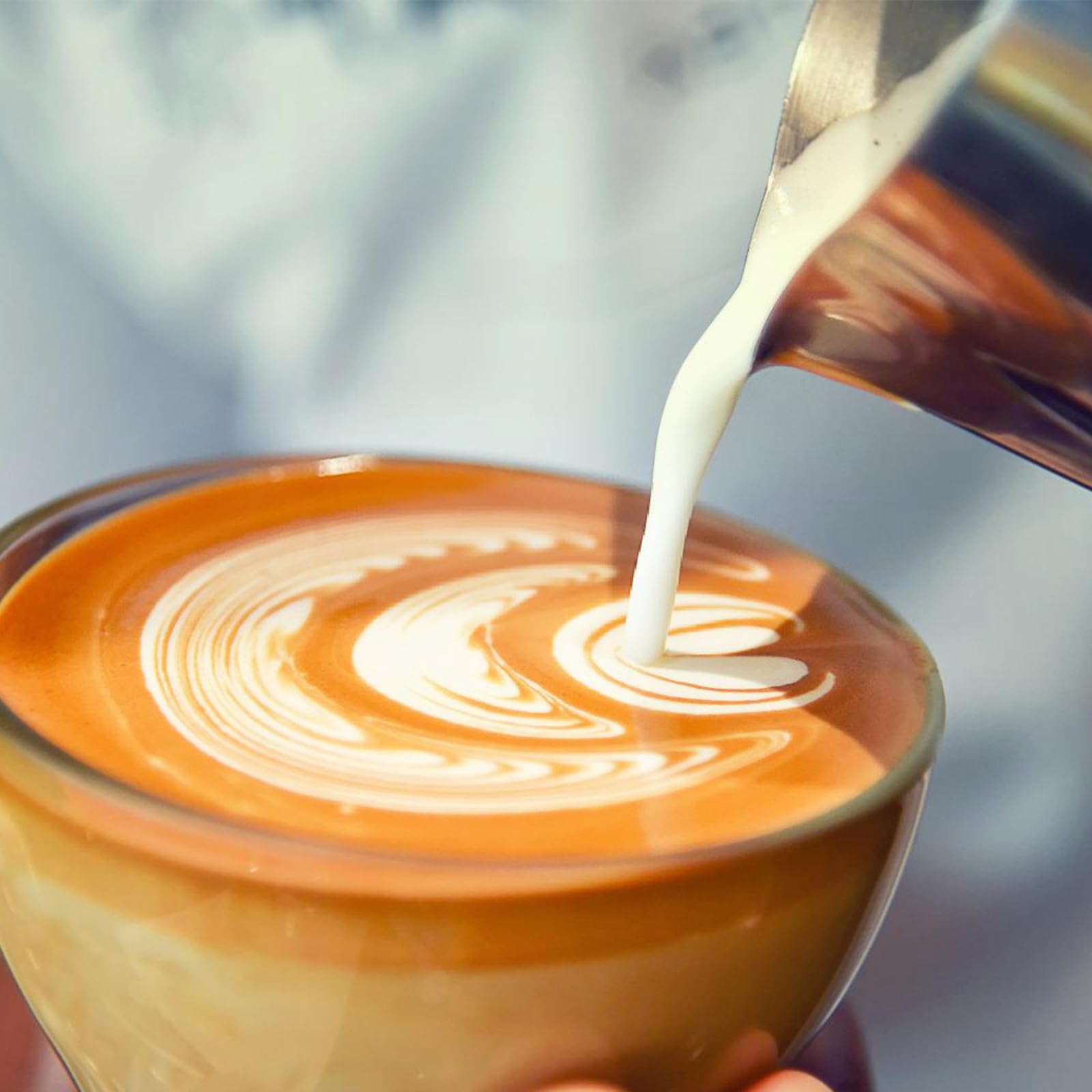 GOMETY 350ml Edelstahl Milchkännchen mit Deckel, Milchkanne Kaffee Kännchen Milchaufschäumer Sahnekännchen Milchschaumkännchen Coffee Barista Zubehör mit Kaffee-Latté-Art-Nadel für Cappuccino (350ml)