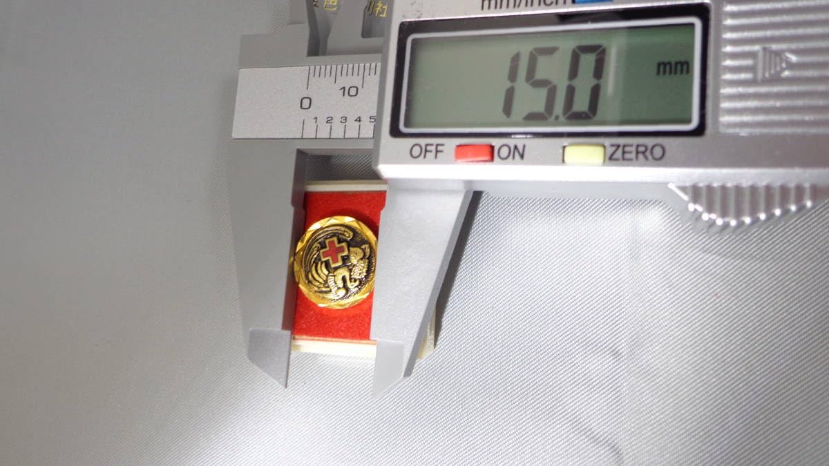 金色と赤色の円形ピンバッジ 特注バッジ | カスタムバッジ 製造業者 | 飛鴻五金飾品