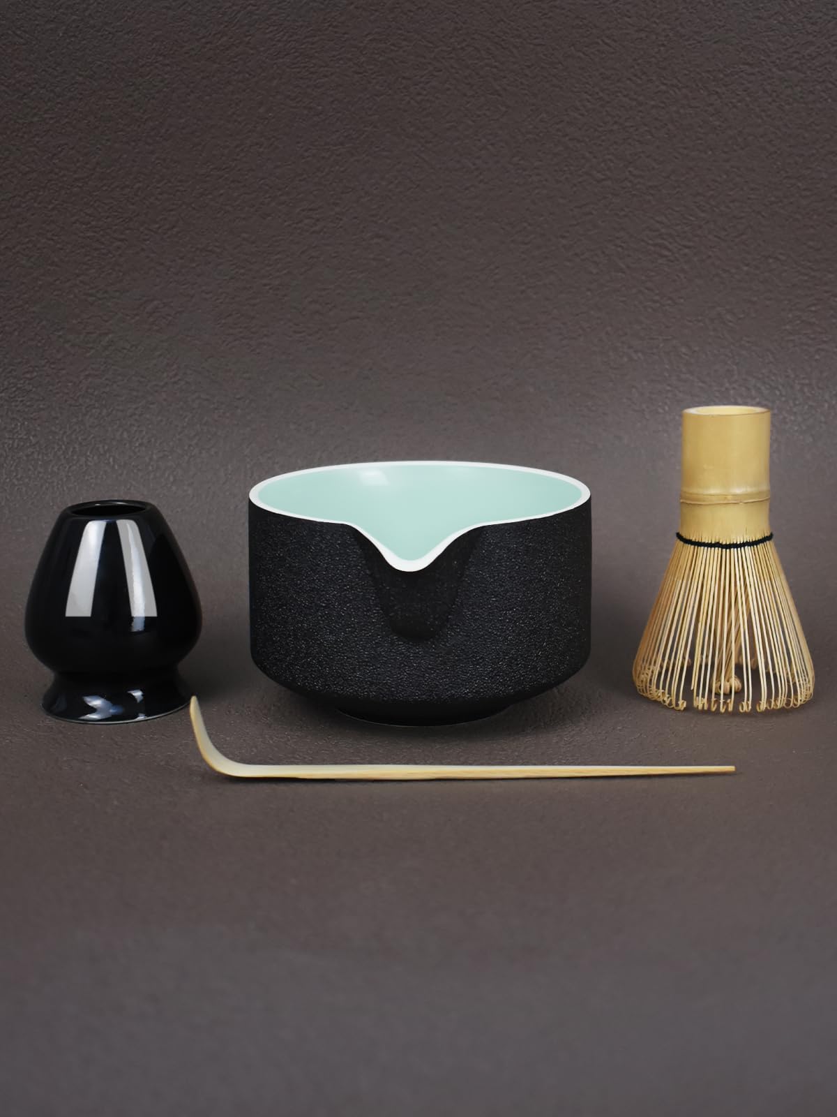 Fouet et outils à matcha pack complet bol céramique noir à bec verseur avec porte-fouet