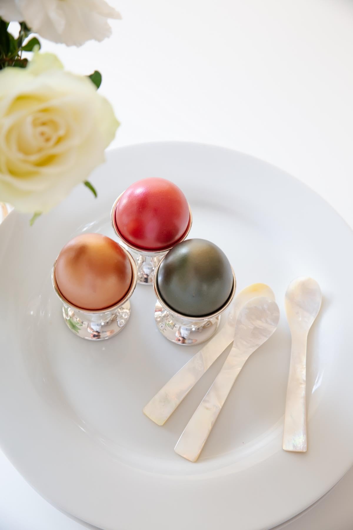 EDZARD Set de 2 cuillères à œufs ou caviar, nacre de rivière (pas de perle de culture!), fait main de haute qualité, longueur env. 11 cm, bordures anguleux, incl. boîte stable