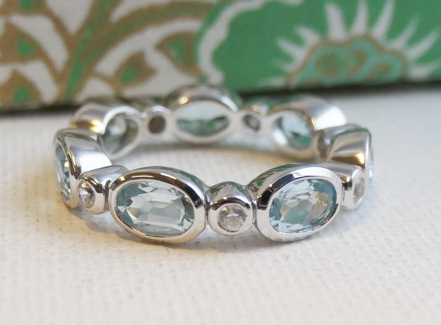 Anillo de plata de primera ley con topas azules y circonitas