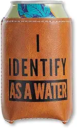 Porta Lata Cooler em Couro Sintético “I Identify As A Water” – Mantém Bebida Gelada, Estilo Divertido e Presente Criativo para Homens