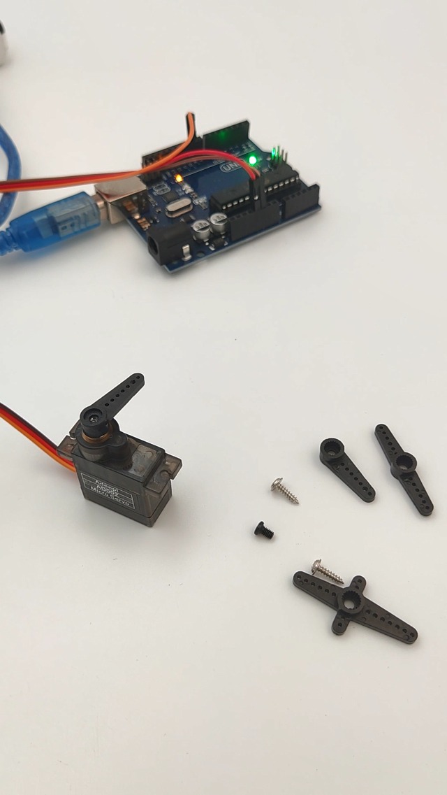 Micro servomoteur SG90 9G pour avions RC - bras de robot/ailes hélicoptère - Test et Avis Micro servomoteur SG90 9G pour avions RC - bras de robot/ailes hélicoptère - Test et Avis