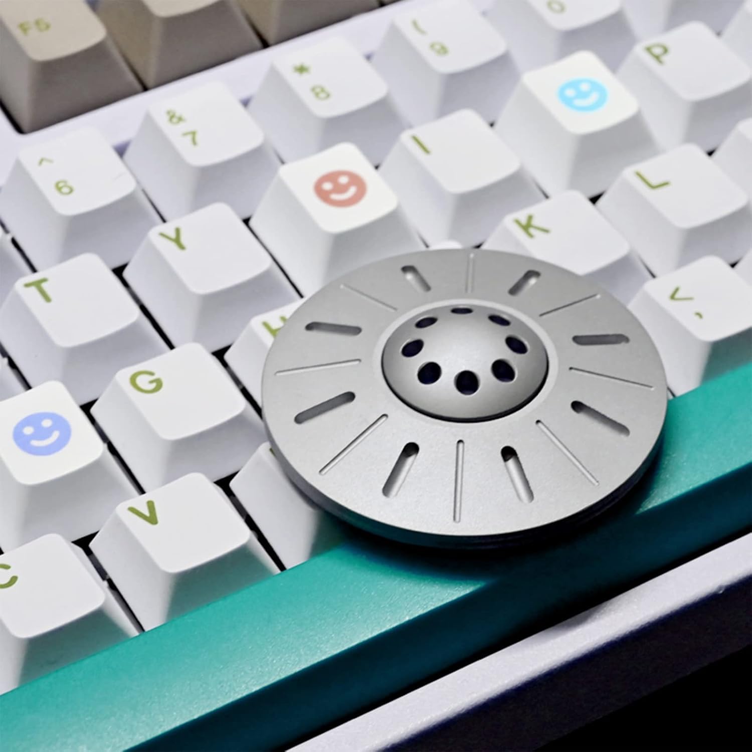 UFO Fidget Spinner Flying Saucer Stress Reducer Entlastet Spielzeug Für Teenager, Finger Hand Spinner Spielzeug Für Home Office Klassenzimmer