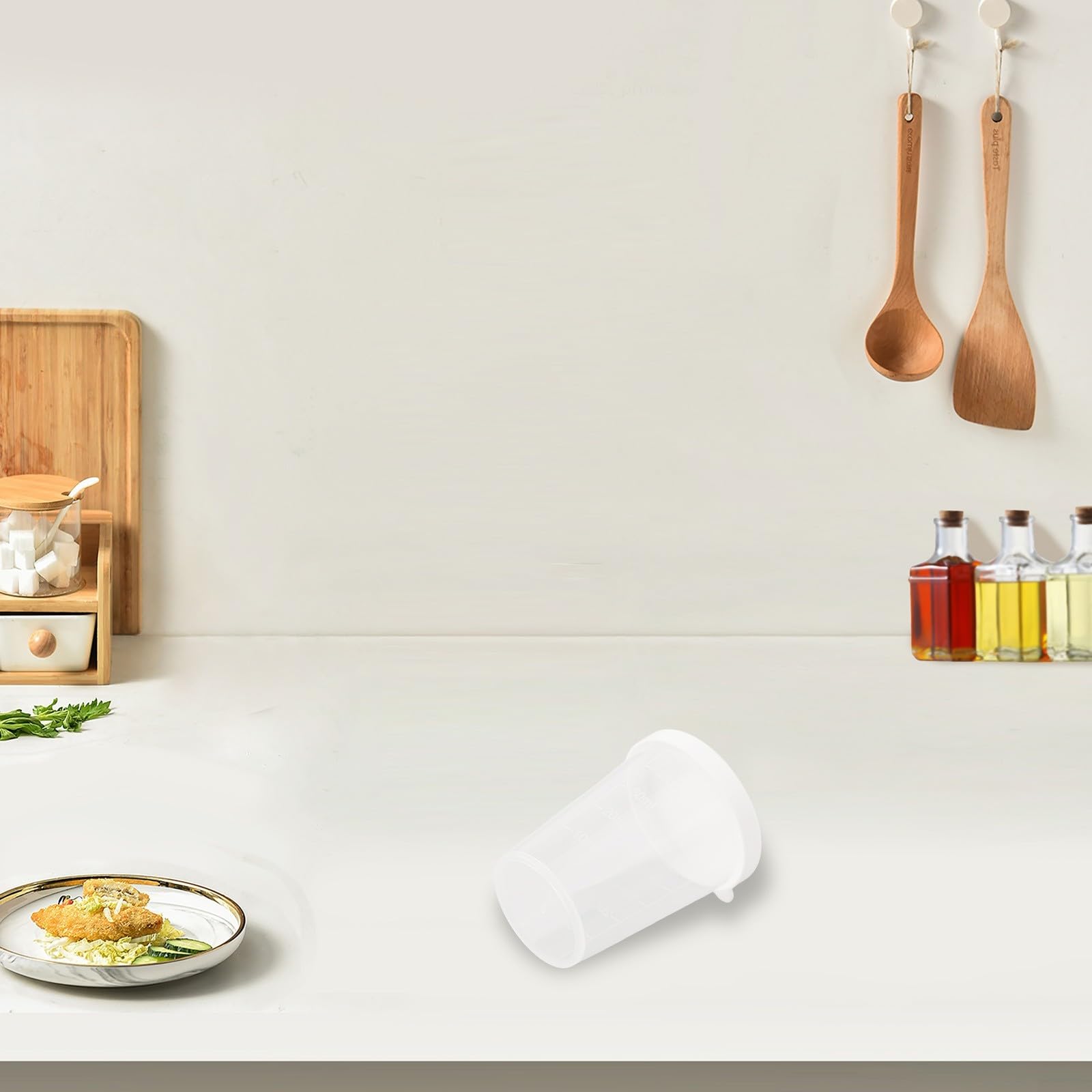 Lot de 10 tasses à mesurer transparentes de 50 ml avec couvercles blancs, récipients gradués en plastique pour ingrédients liquides et secs, parfaits pour la cuisine, le mélange, l'échantillonnage et