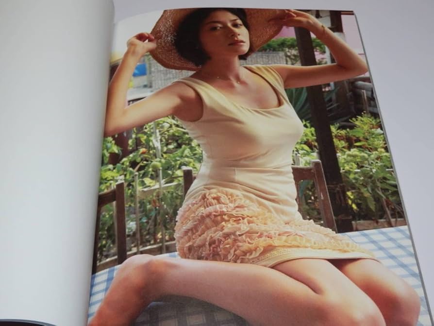 Amazon.co.jp: 写真集『 IQUEEN vol.2 / 真木よう子 [ ケース