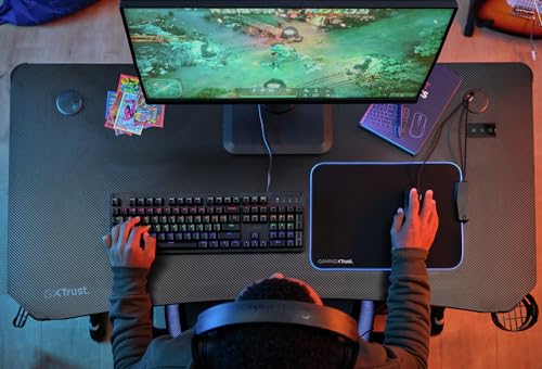 Trust Gaming GXT 709 Luminus Scrivania Gaming LED RGB, 10 Modalità Colore, Alimentazione USB, Tavolo Gaming 120 x 60 con Supporto per Cuffia e Portabicchiere, Ufficio, Gamer, Streaming - Nero - Immagine 1