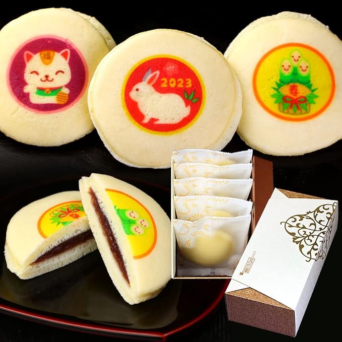 Amazon もっちり白い お正月 どら焼き 5個 化粧箱入り 干支 だるま 招き猫 門松 鏡もち イラスト入り お菓子 ロイヤルガストロ 食品 飲料 お酒 通販