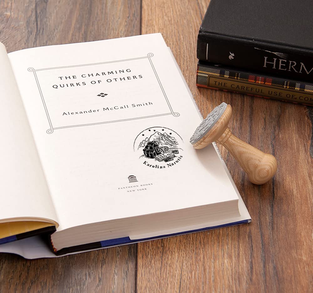 Ex libris Tampon Sac À Dos Voyage Montagnes Pile Livres Personnalisé, Bois Rond 40mm, Boite Cadeau Spécial