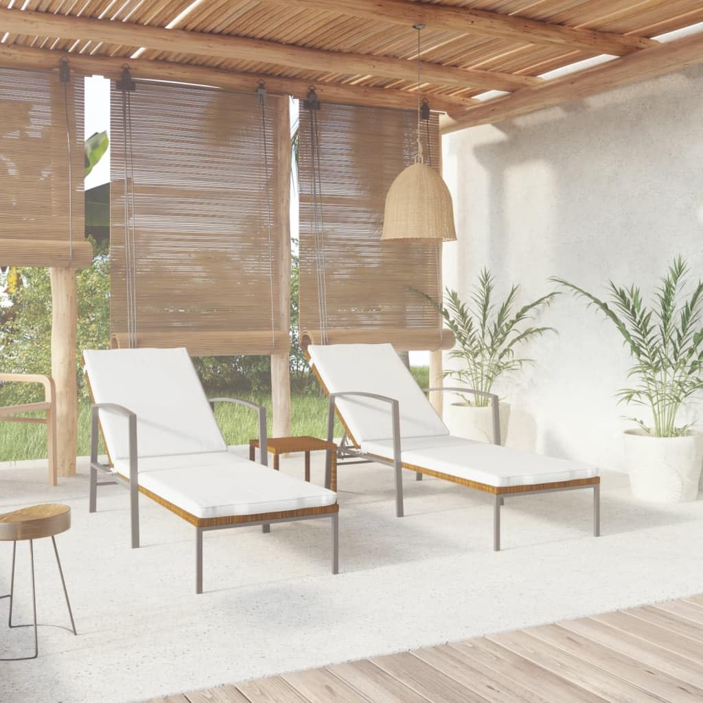 Chaises longues confortables avec accoudoirs et table pour terrasse