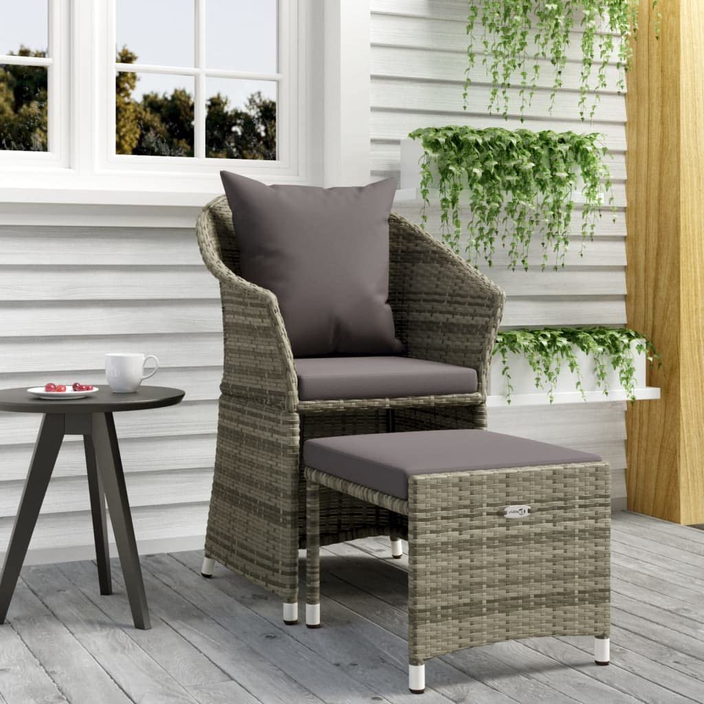 Set da Giardino 2 pz Sedia e Sgabello Rattan PE Grigio | Arredo salotto da esterno con morbidi cuscini e poggiapiedi per momenti di relax su terrazzo, balcone o portico.